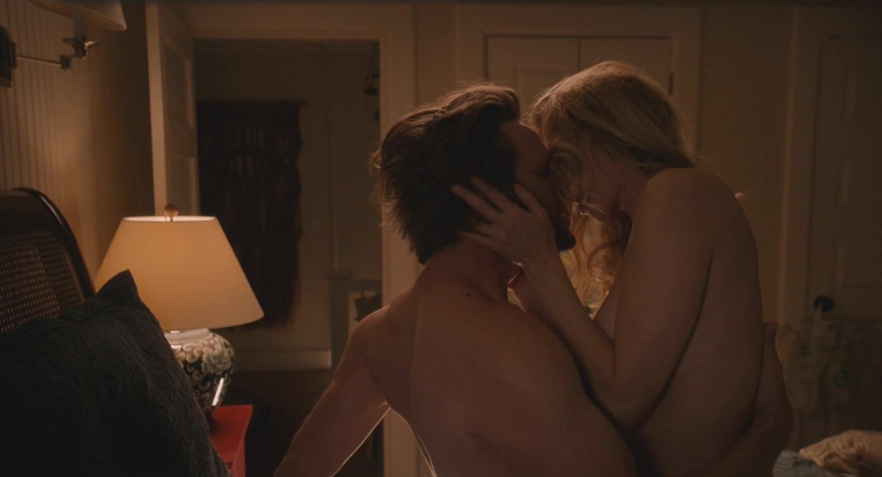 Голая Хизер Грэм - Йогнутая семейка (2024)