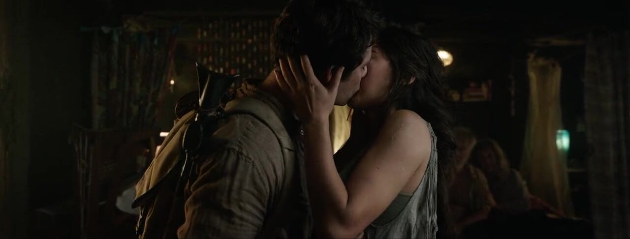 Сексуальная Джессика Хэнвик - Любовь и монстры (2020) #3