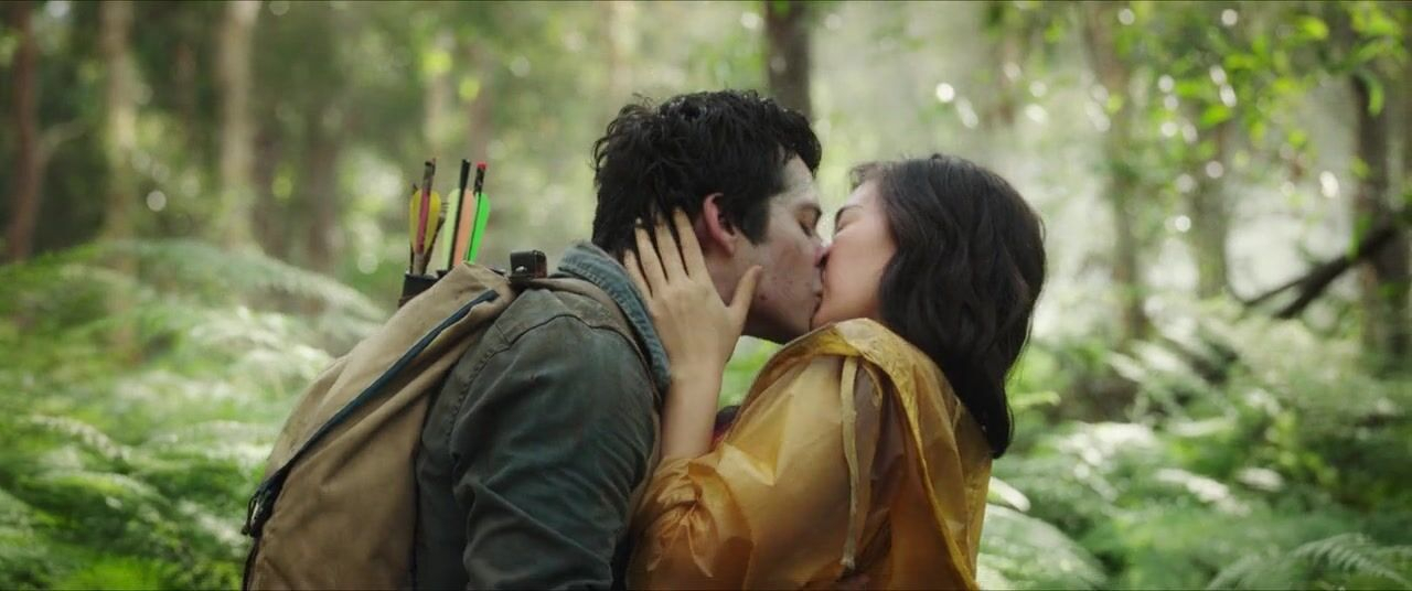 Сексуальная Джессика Хэнвик - Любовь и монстры (2020) #2