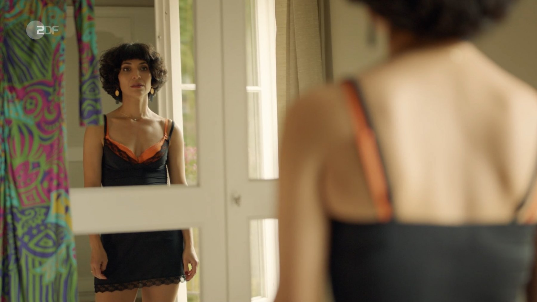 Сексуальная Неда Рахманян - Gäste zum Essen (2023)