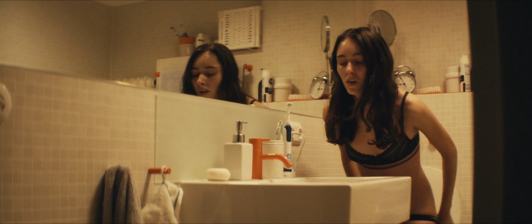 Сексуальная Эмили Куше - Слёборн: эпидемия на острове 1 сезон 6 серия (2020)