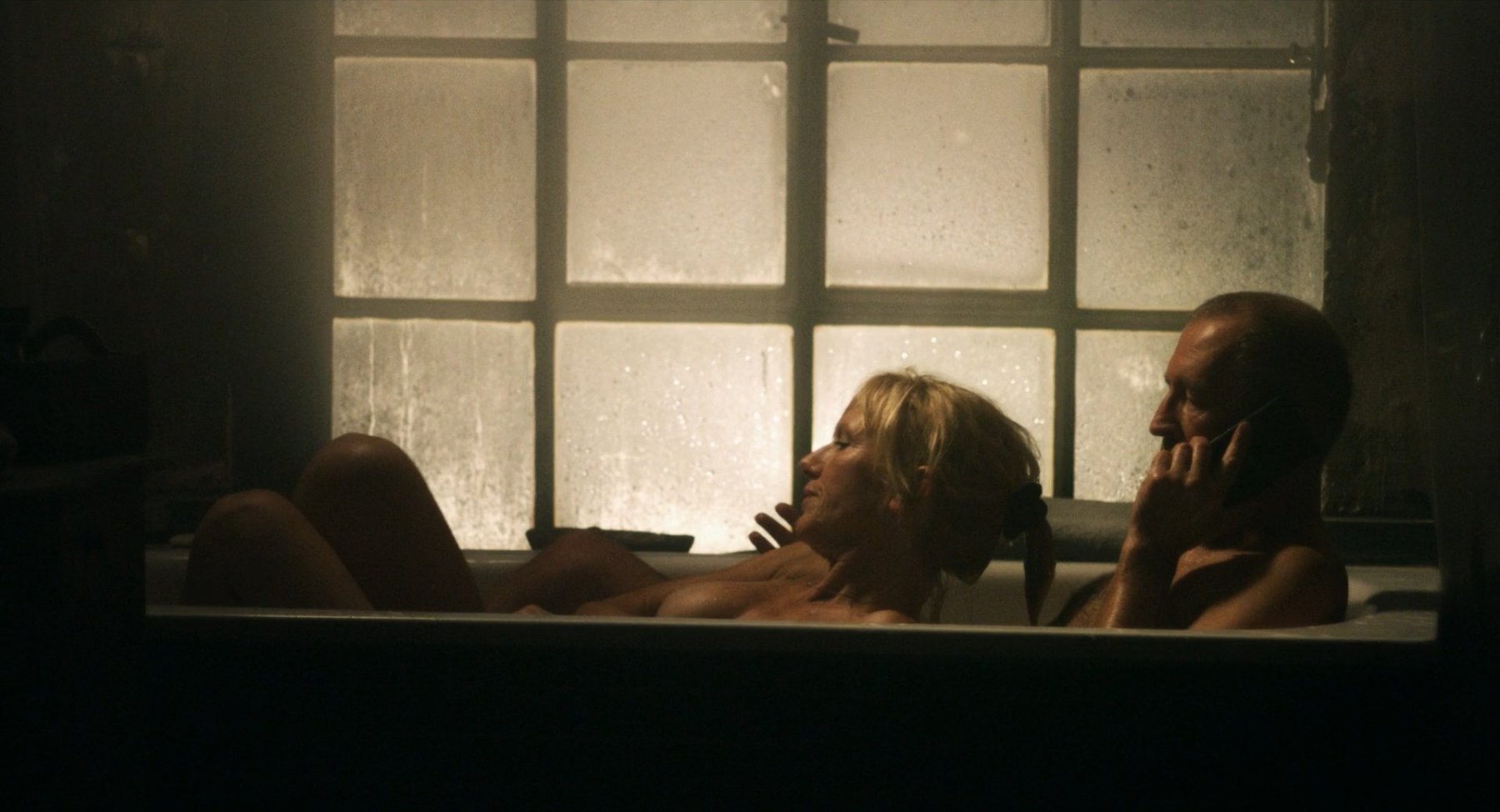 Сексуальная Йоханна тер Стеге - Что нас не убивает (Was uns nicht umbringt) (2018)