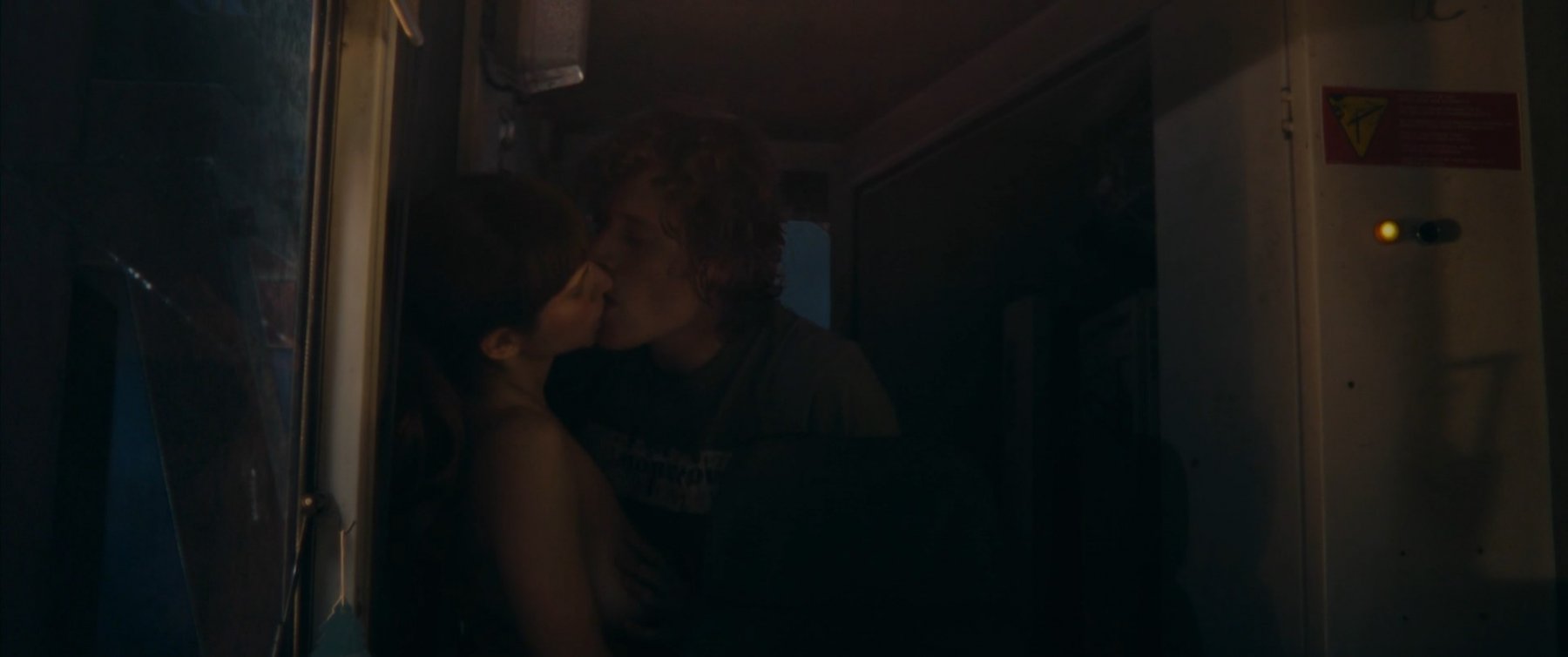 Голая Наташа Шторк - Мороженое может быть опасным (Veszelyes lehet a fagyi) (2022)