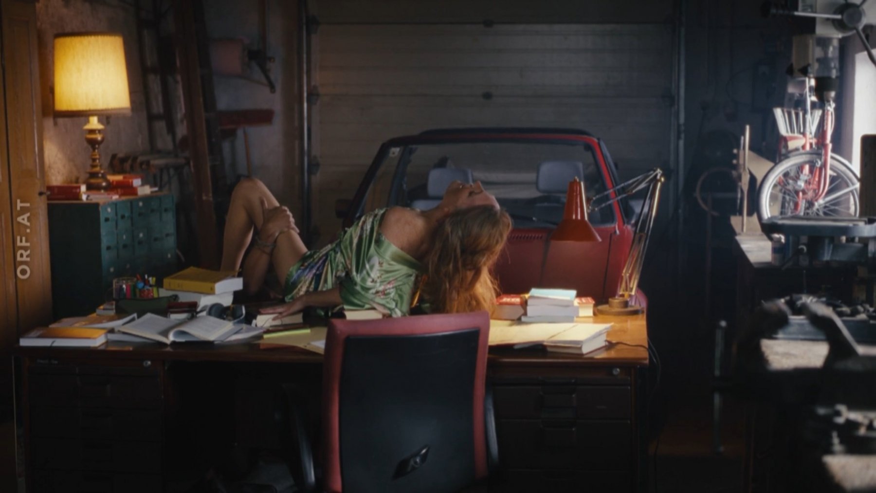 Сексуальная Катя Лехталер - Die Lederhosenaffäre (2021)