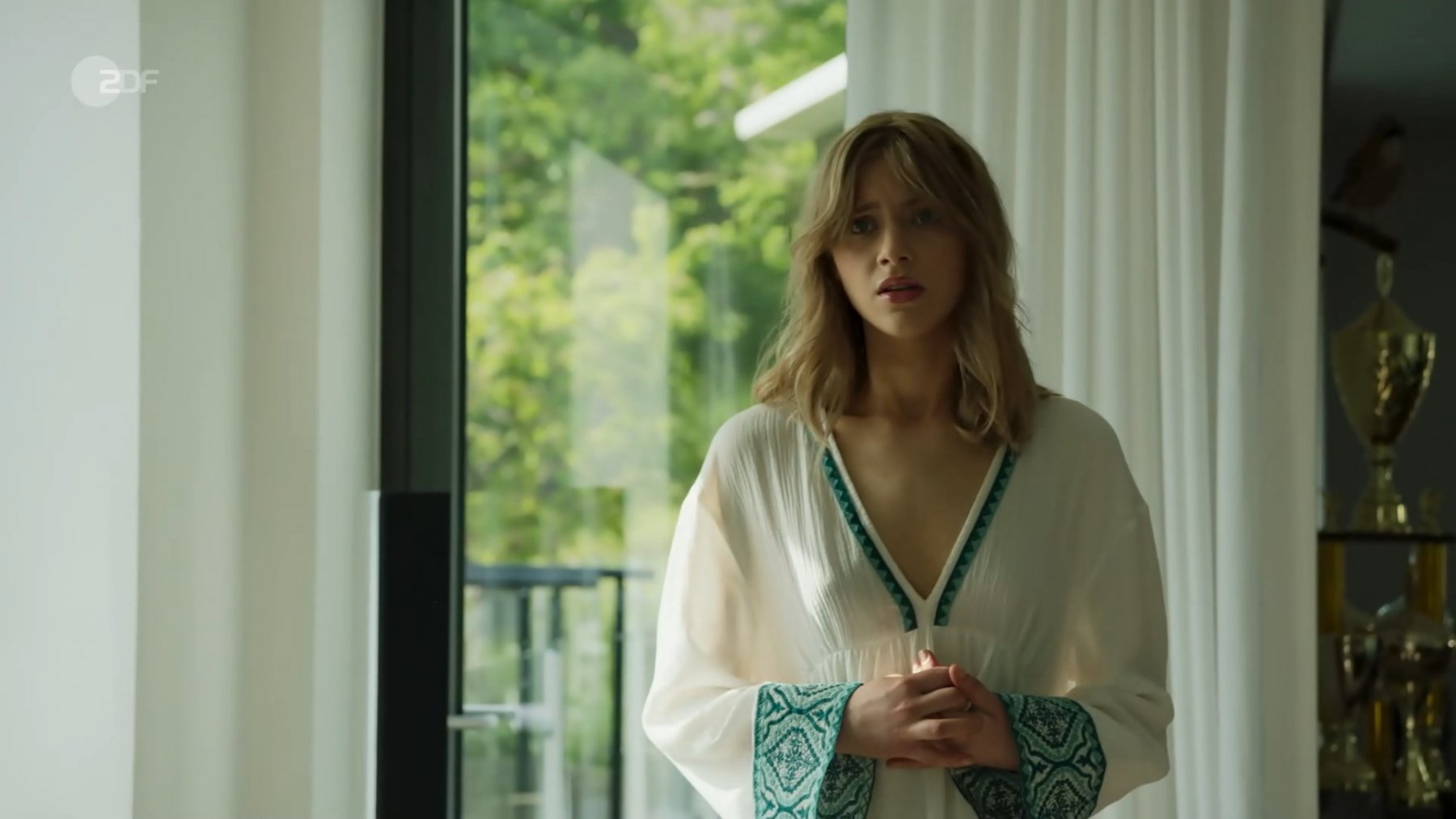 Сексуальная Майя Джоханна Энгландер - Mord im Mittsommer 8 сезон 2 серия (2023)