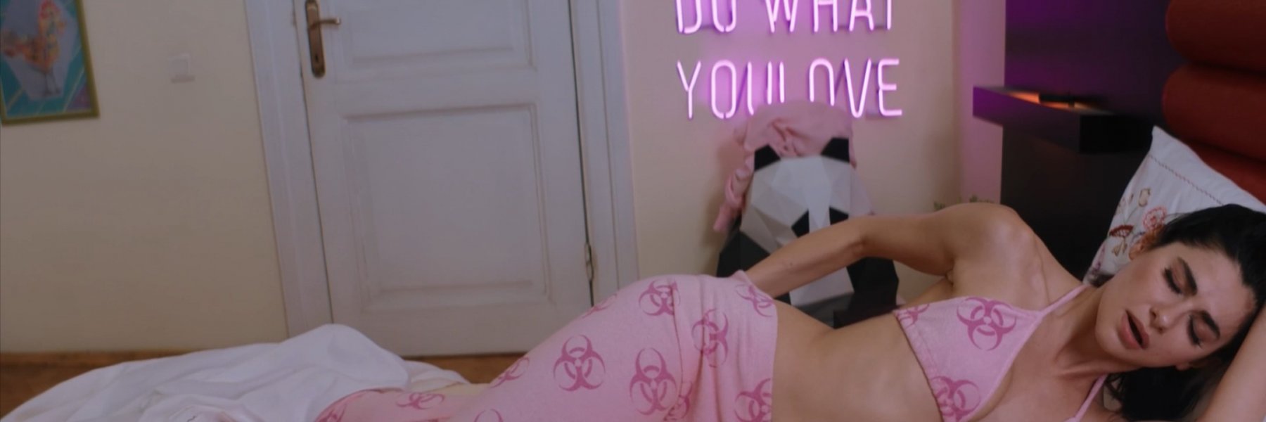 Сексуальная Несрин Кавадзаде - A Mother's Sonata (2020)