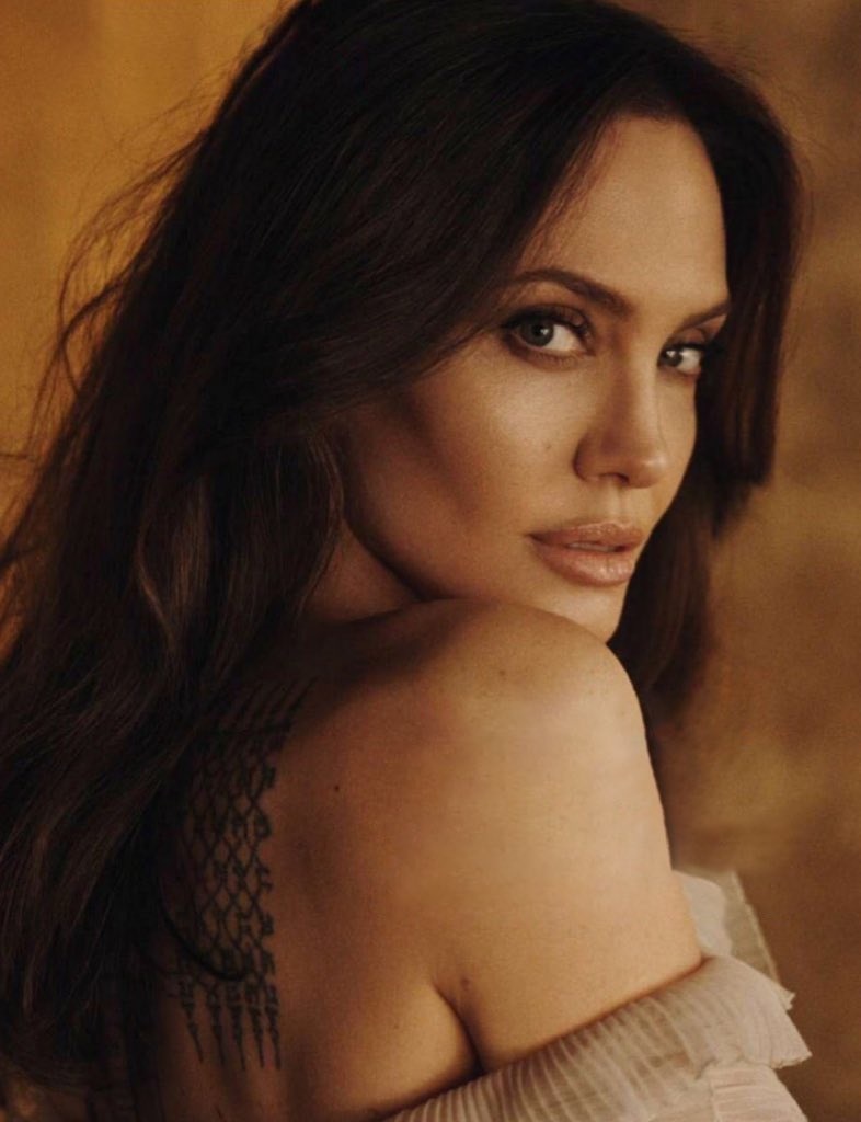 Голая Анджелина Джоли фото 3